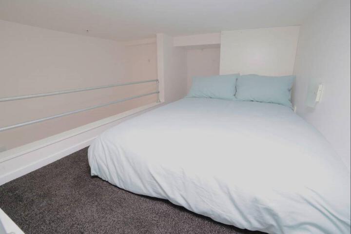 Room 5 of 6
