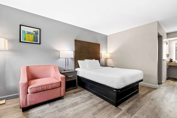 2 Double Beds Pet Friendly Room, Microwave and Refrigerator WiFi Full Breakfast (10 of 11)