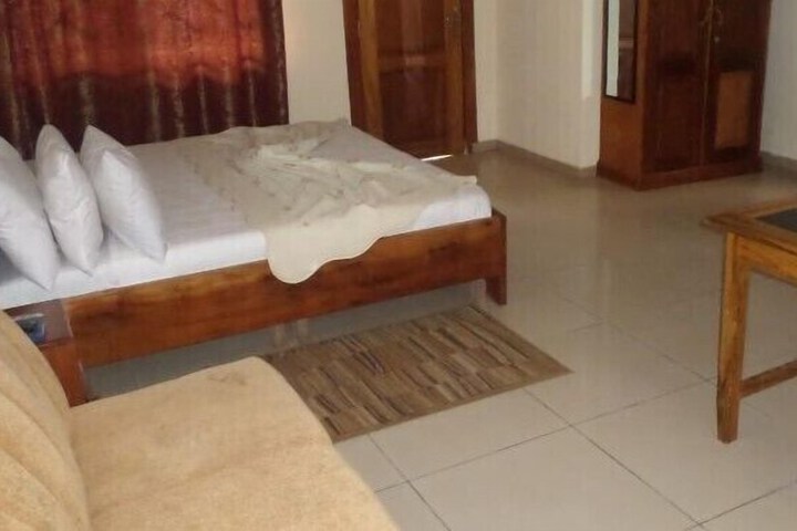 Room 4 of 18