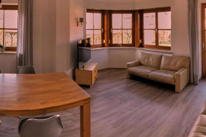 Room 5 of 9