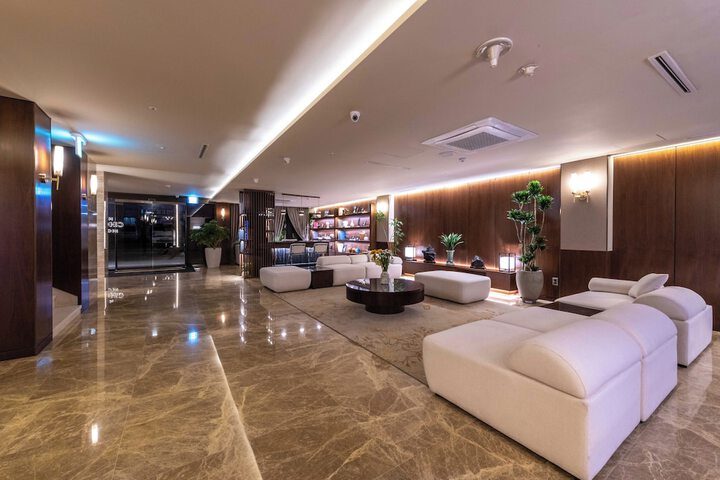 Entrance & Lobby