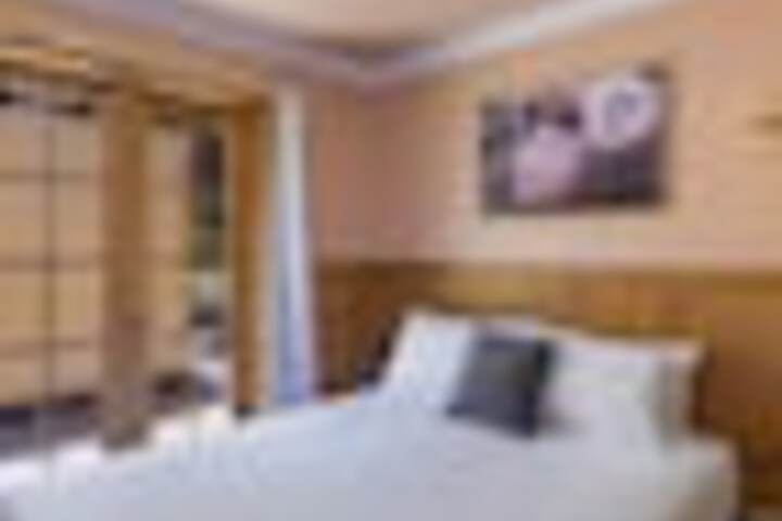 Room 38 of 300