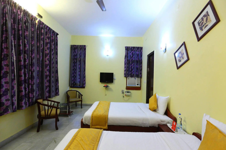 Room 4 of 8