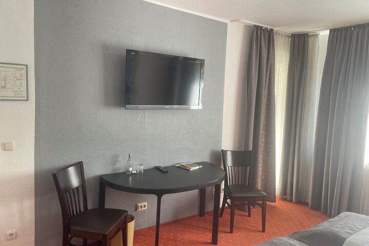 Room 4 of 7