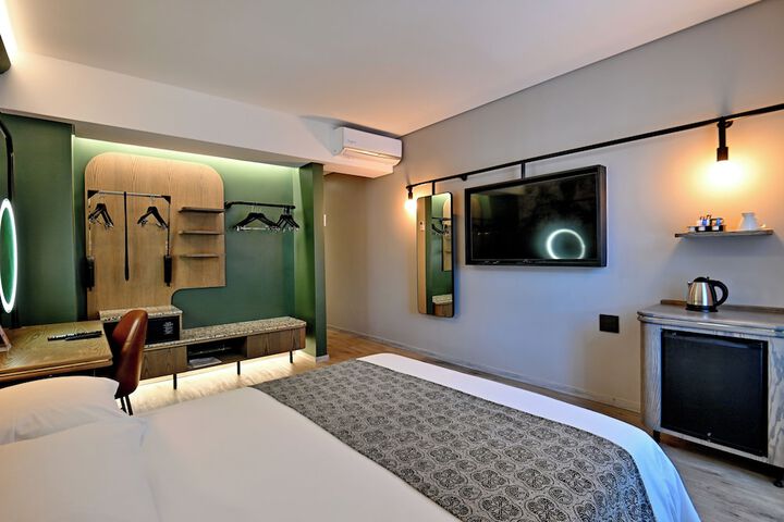 Room 9 of 30