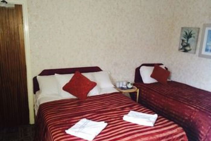 Room 7 of 12