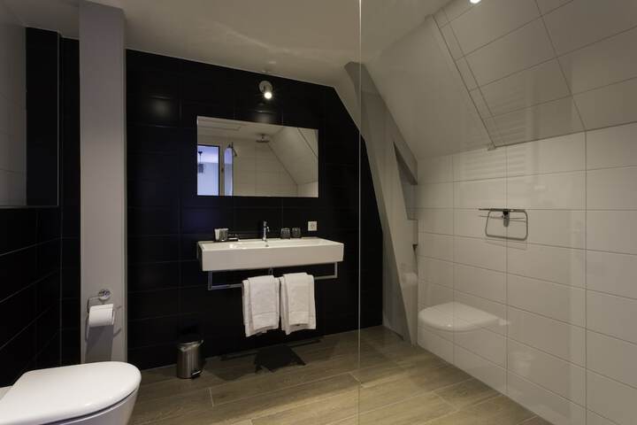 Room 34 of 53