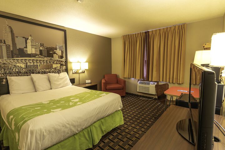 1 Queen Bed Accessible (2 of 10)
