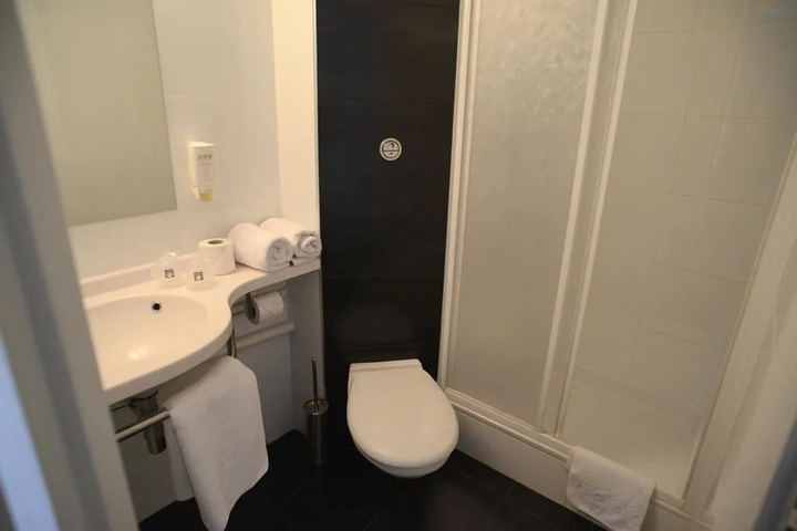 Room 5 of 9