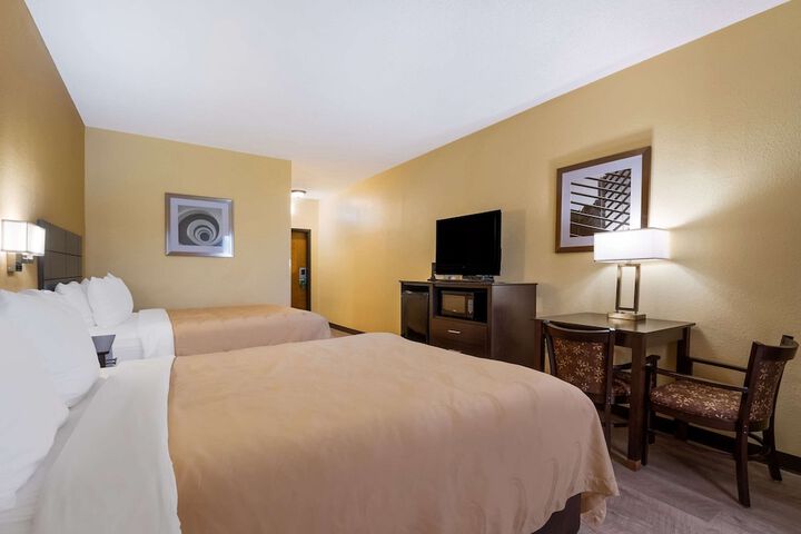 2 Queen Beds (1 of 9)