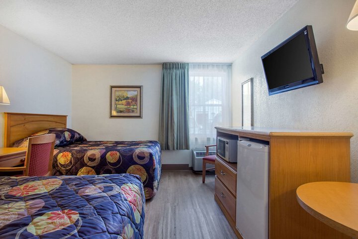 2 Double Beds (5 of 10)