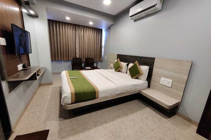 Room 4 of 16