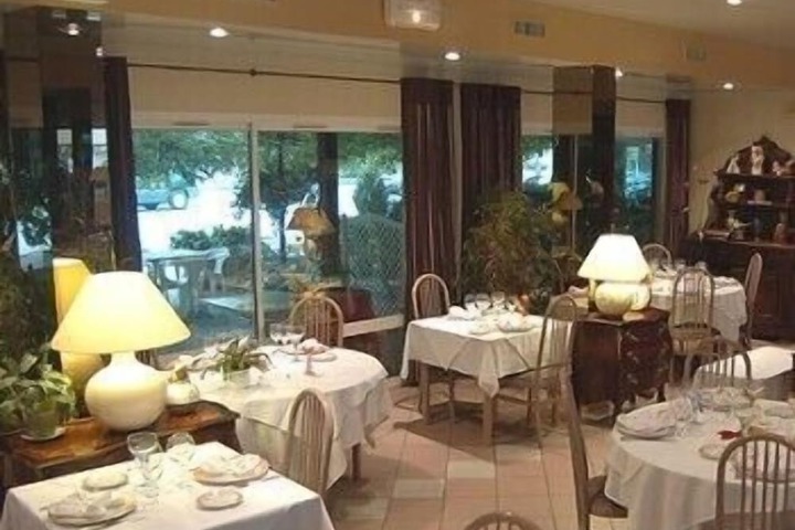 Dining 9 of 17