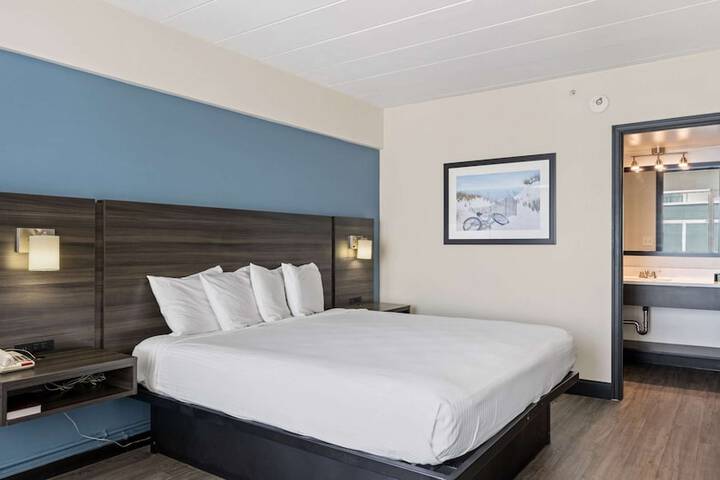 1 King Bed Microwave and Refrigerator Flat Screen Television Work Desk High Speed Internet Accessible Continental Breakfast (6 of 10)