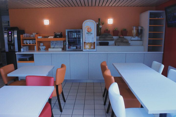 Dining 24 of 34