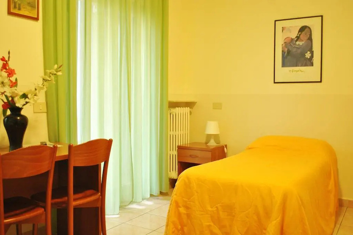 Room 4 of 10