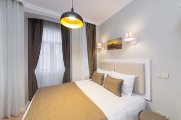 Room 4 of 9