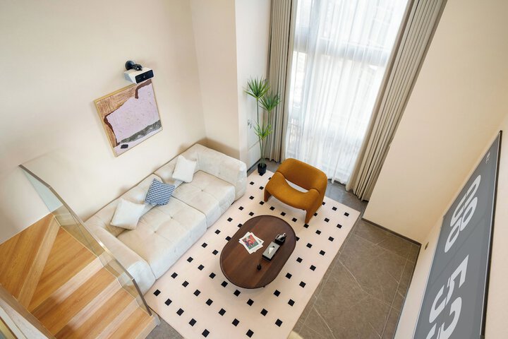 Room 4 of 16
