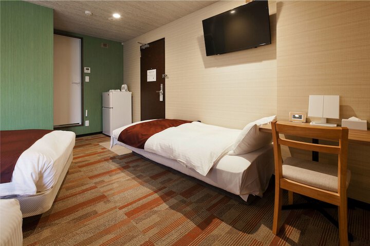 Room 8 of 122