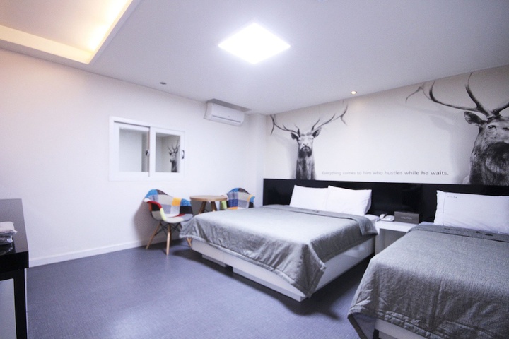 Room 13 of 28