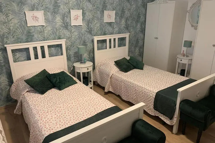 Room 5 of 9
