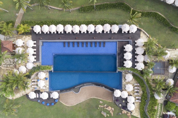 Hotel with Pool