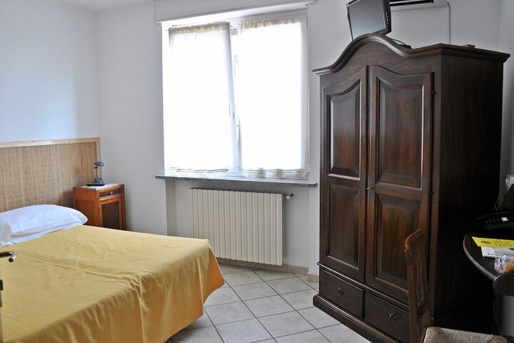 Room 2 of 38