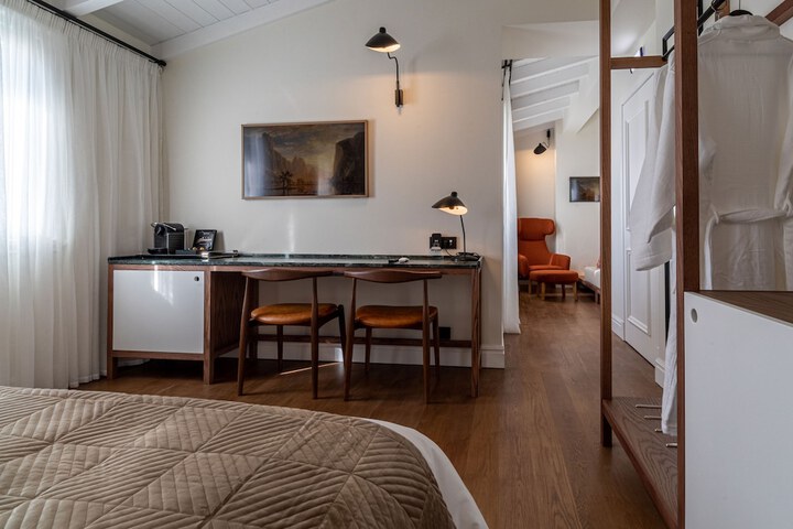 Room 16 of 28