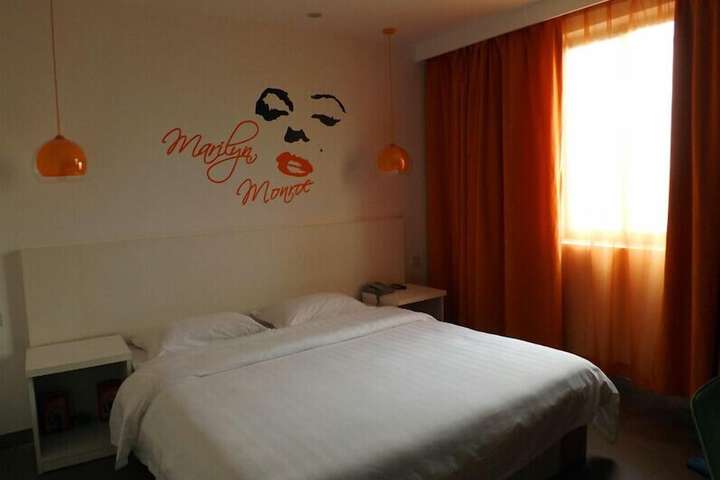 Room 5 of 16