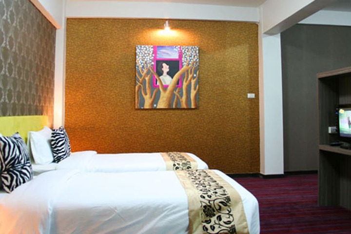 Room 12 of 32