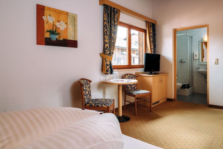 Room 4 of 98