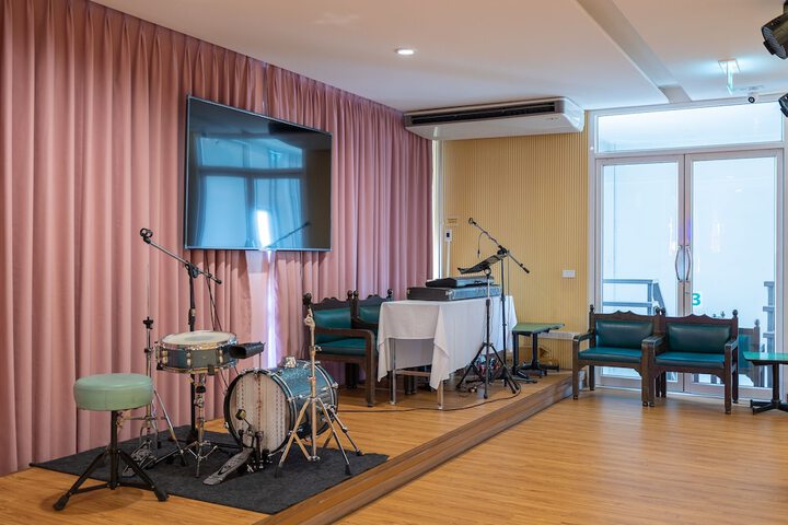 Ballroom/Hall 121 of 159