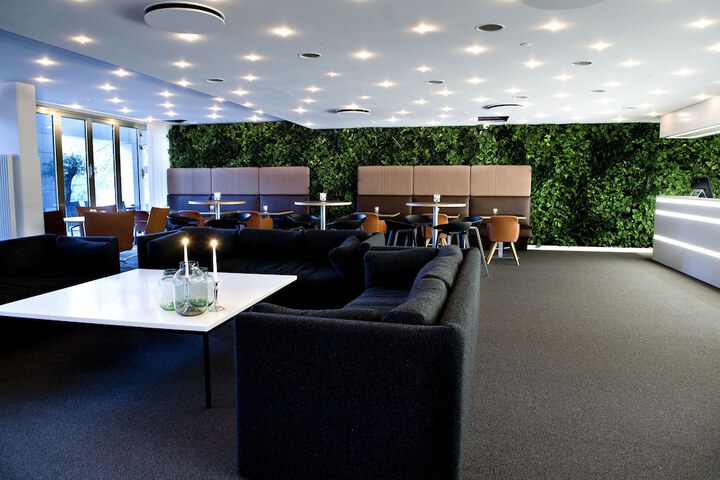 Lounge 71 of 102