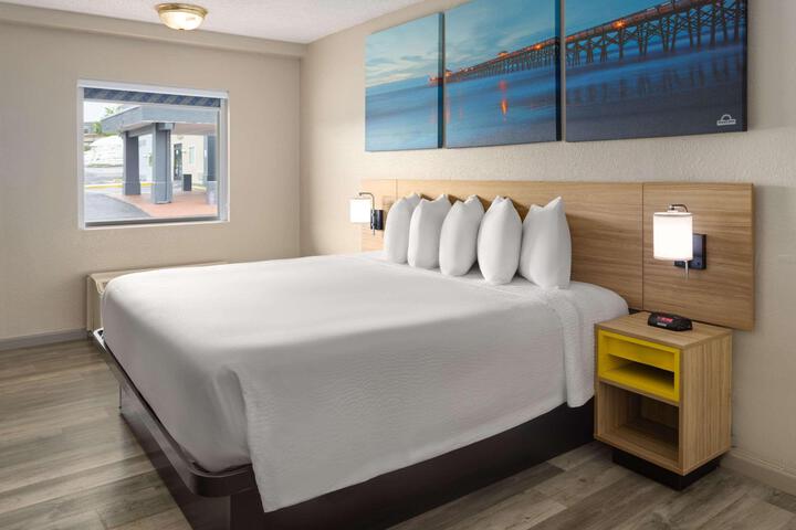 1 Queen Bed (1 of 2)
