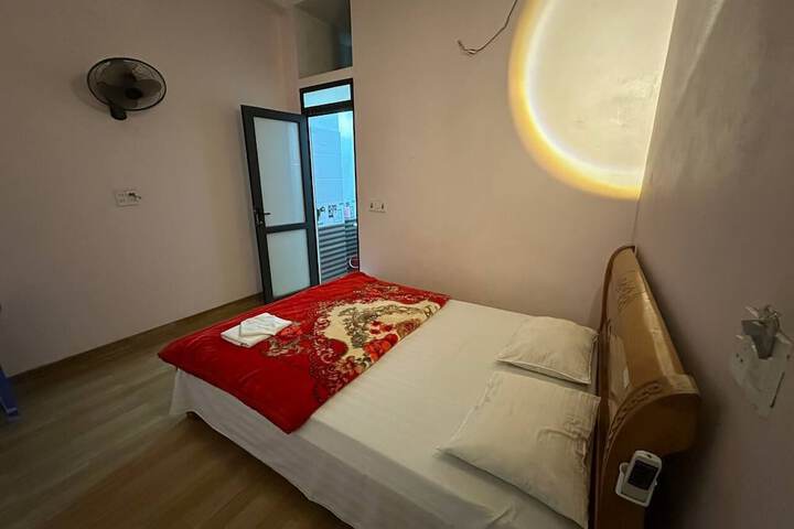 Room 4 of 7