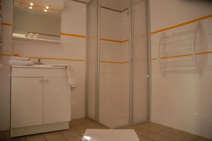 Room 6 of 12