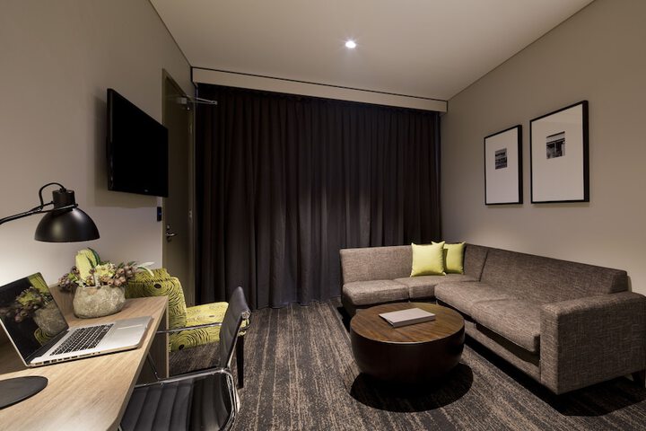 Lounge 30 of 41