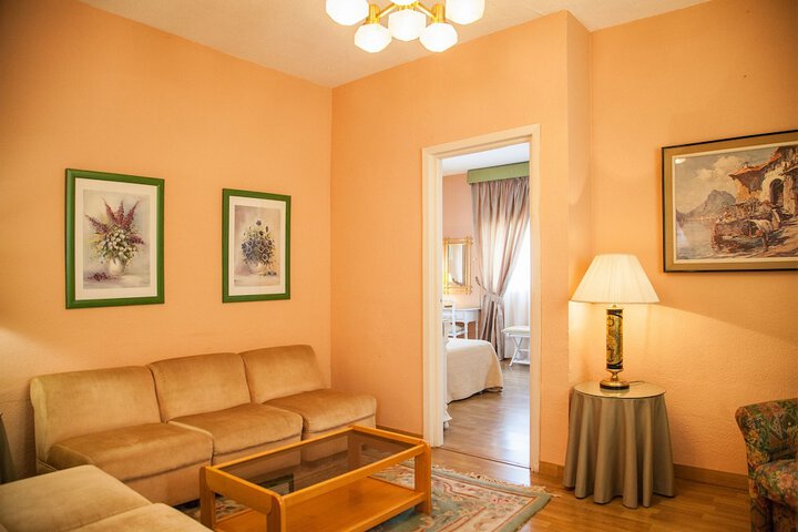 Room 12 of 38