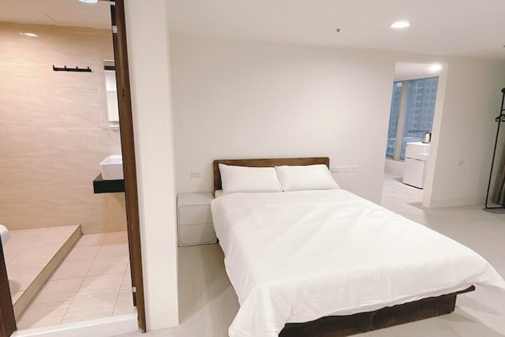 Room 4 of 16