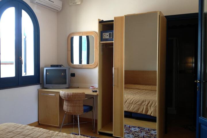 Room 3 of 40