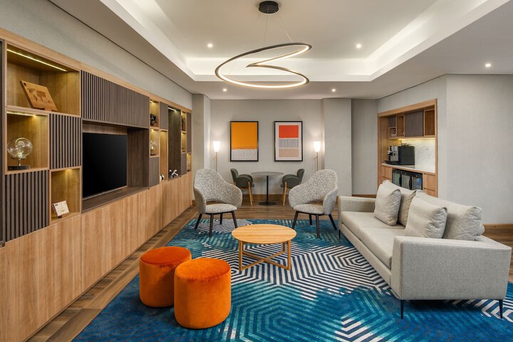 Lounge 82 of 90