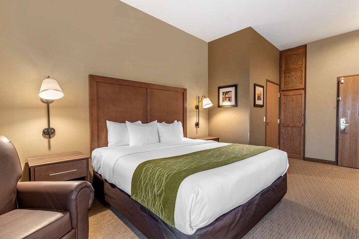1 King Bed (5 of 18)