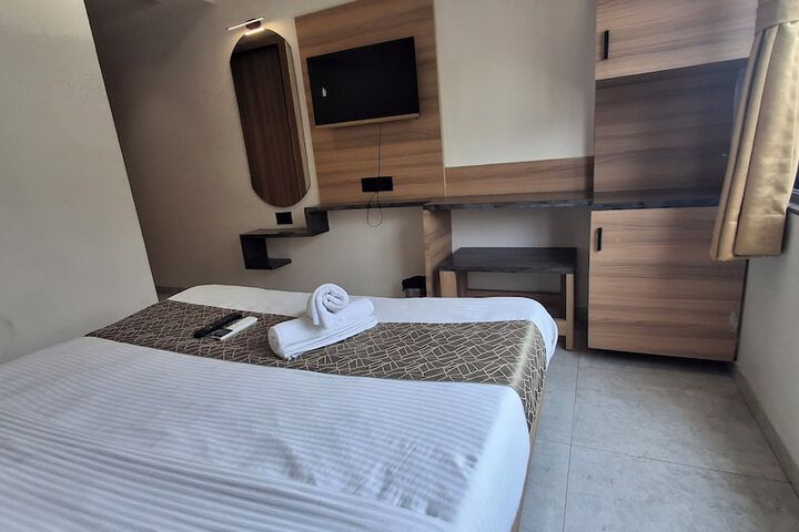 Room 10 of 33