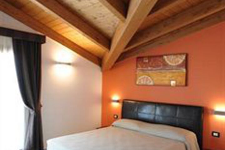 Room 6 of 25