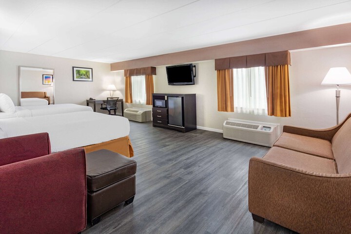 2 Double Beds (12 of 16)