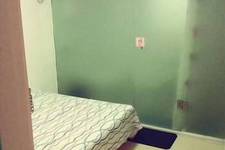 Room 4 of 16