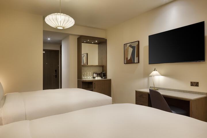 Room 33 of 114