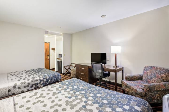 2 Queen Beds (7 of 8)