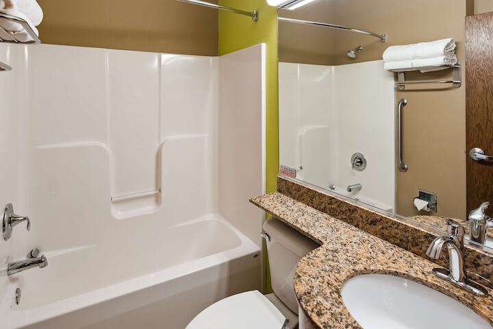 1 Queen Bed Flat Screen Television Microwave and Refrigerator High Speed Internet Accessible Full Breakfast (11 of 17)
