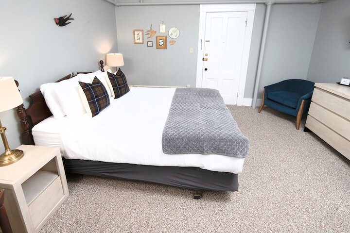 Room 3 of 96